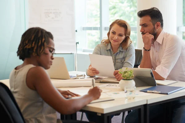 Coworkers esaminando i documenti aziendali — Foto Stock