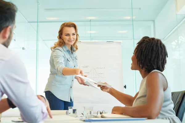 Business signora che dà documento al collega — Foto Stock