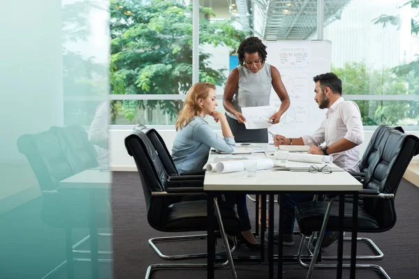 Dama de negocios explicando gráfico financiero — Foto de Stock