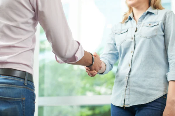 Zakelijke mensen schudden handen — Stockfoto