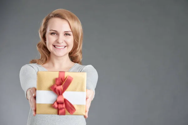 Lächelnde Frau überreicht Geschenk — Stockfoto