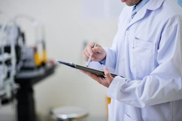Doctor using digital tablet — Stock Photo, Image