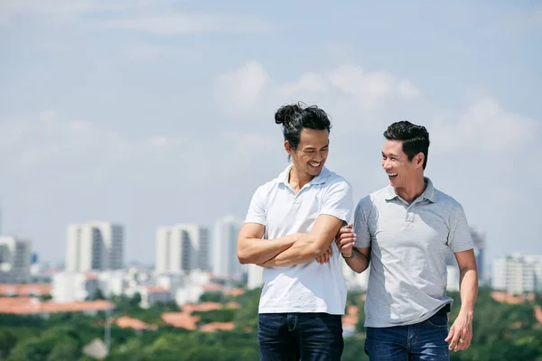 Dos hombres riendo — Foto de Stock