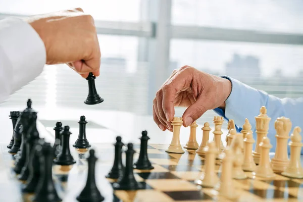 Män spelar schack — Stockfoto