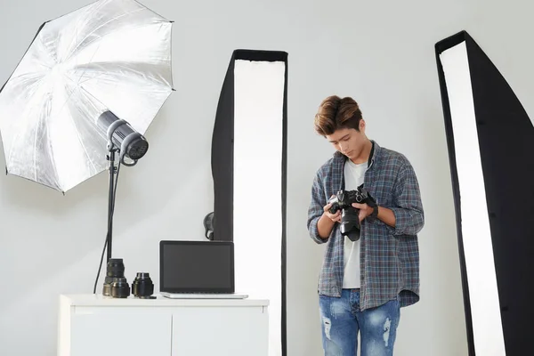 Young photographer making test shoots — Stock Photo, Image