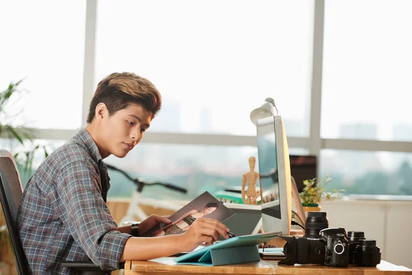 Man zit aan tafel, met behulp van digitale Tablet PC en journal van het bedrijf — Stockfoto