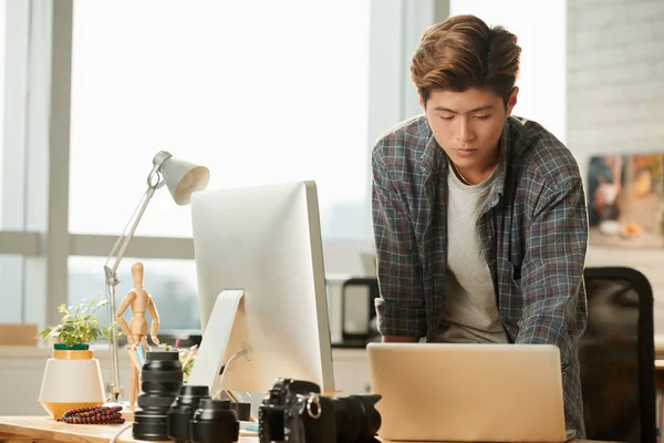 Fotógrafo joven usando laptop — Foto de Stock