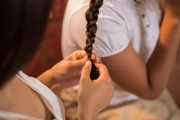 Mère tressage cheveux de fille — Photo