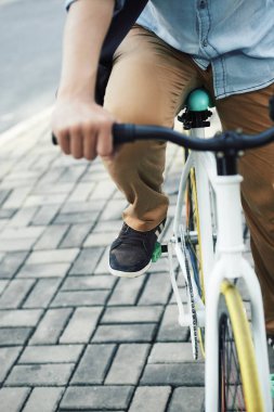 Adam bisiklet sürme 