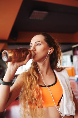 jimnastik salonu kadın içme suyu