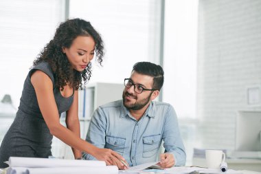 Proje meslektaşım açıklayan iş kadını