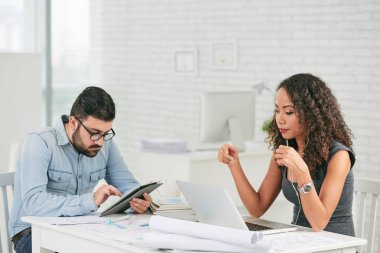 Ofiste çalışan iş adamları 