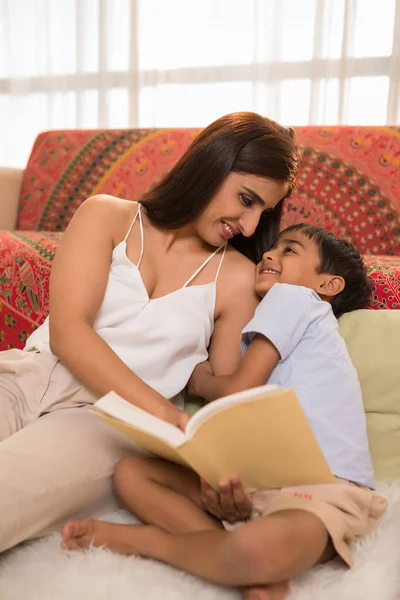 Matka a dítě čte knihu — Stock fotografie