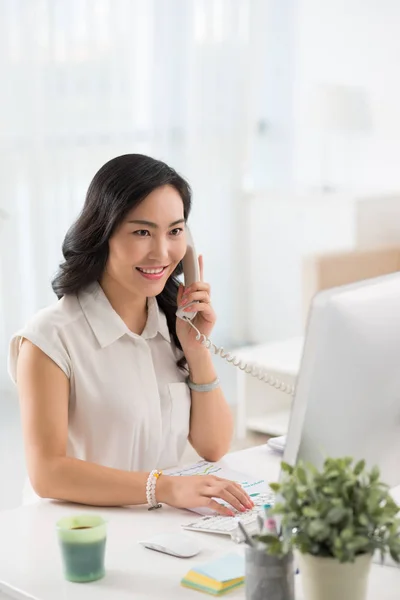 Businesswoman calling on telephone — Stock Photo, Image