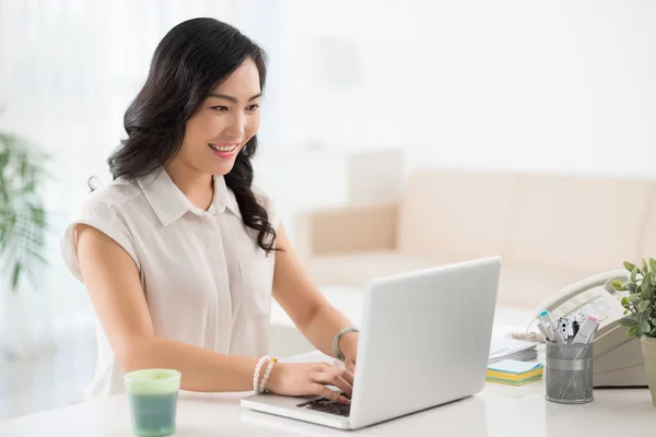 Senhora de negócios trabalhando no laptop — Fotografia de Stock