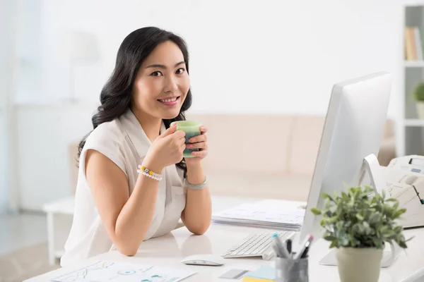 Empresária sorridente com xícara de café — Fotografia de Stock