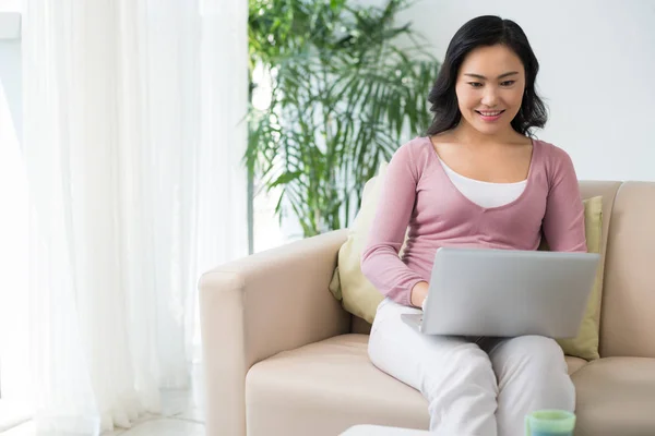 Frau arbeitet am Laptop — Stockfoto