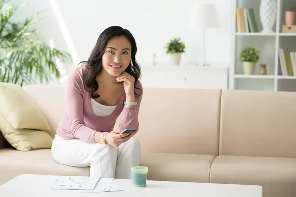 Geschäftsfrau arbeitet von zu Hause aus — Stockfoto