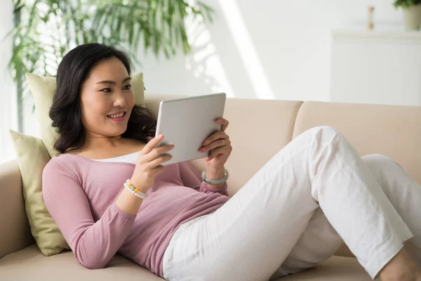 Wanita muda dengan komputer tablet — Stok Foto