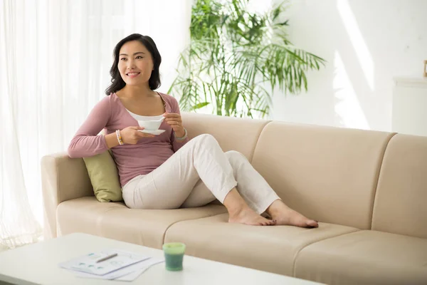 Vacker kvinna med kopp kaffe — Stockfoto