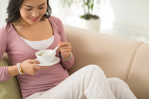 Lachende vrouw drinken thee — Stockfoto