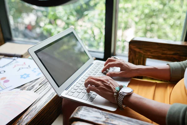 Wanita bisnis yang bekerja pada laptop — Stok Foto