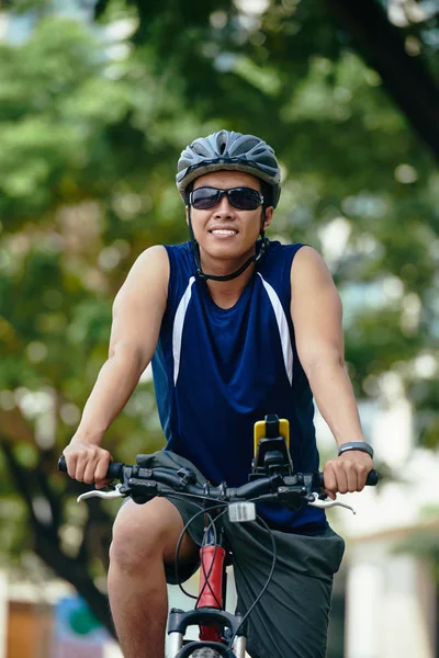 Ciclista alegre en casco. —  Fotos de Stock