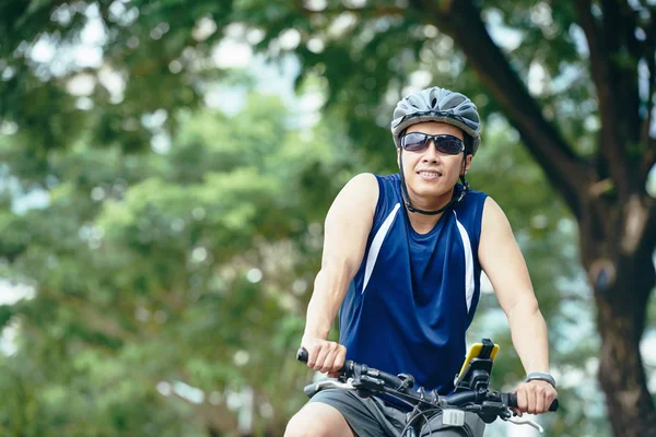Homem desportivo ciclismo no capacete — Fotografia de Stock
