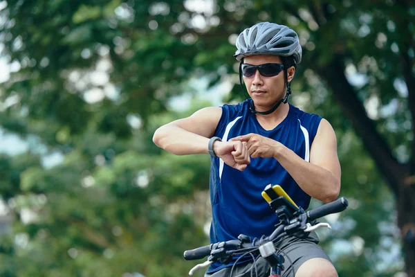 Man checking fitness tracker — Stock Photo, Image