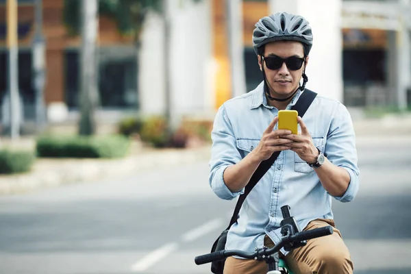 Ciclista en gafas de sol mensajes de texto —  Fotos de Stock