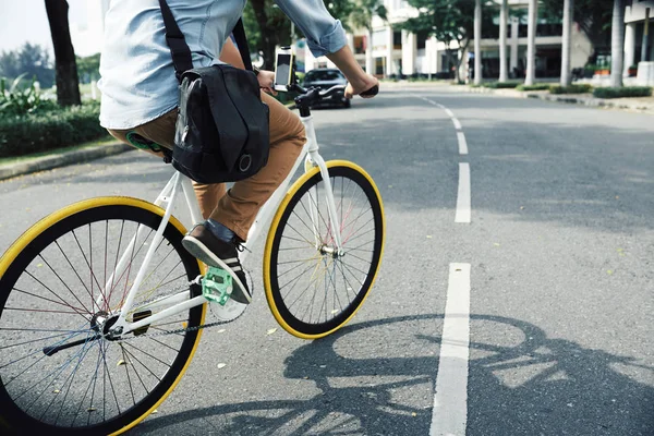 Ragazzo in bicicletta in città — Foto Stock