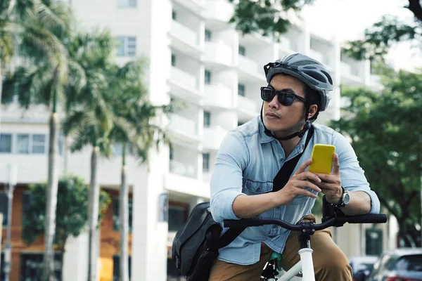 Mann auf Fahrrad mit Smartphone — Stockfoto