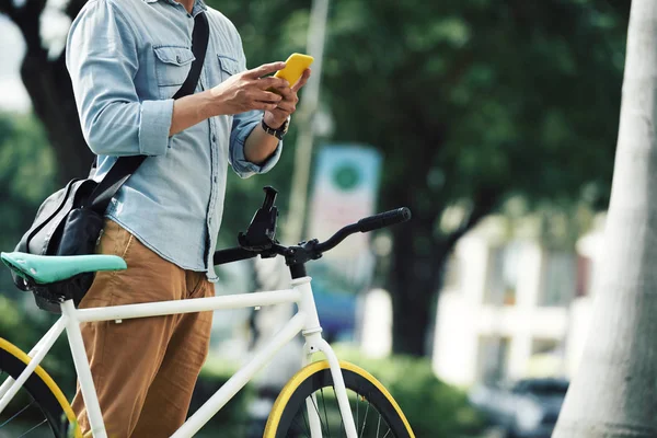 Homem com bicicleta de pé na rua — Fotografia de Stock