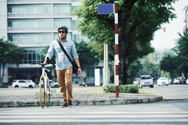 횡단보도에서 자전거를 가진 남자 — 스톡 사진