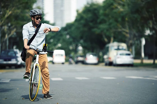 Homem na bicicleta tempo de verificação — Fotografia de Stock