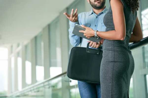 Medarbetare diskuterar nyheter — Stockfoto