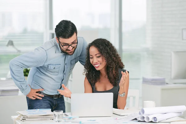 Senhora de negócios sorridente com colega de trabalho — Fotografia de Stock