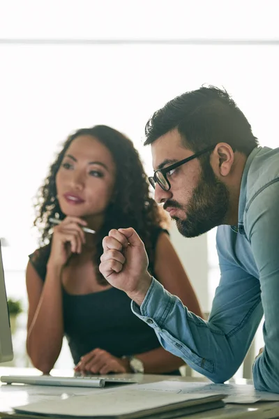 Seriöse Finanzmanager — Stockfoto