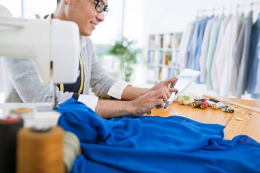 Moda Tasarımcısı tablet bilgisayar kullanarak