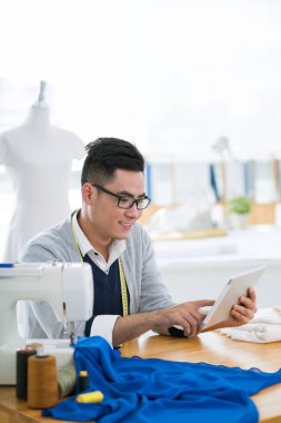 Moda Tasarımcısı tablet bilgisayar kullanarak