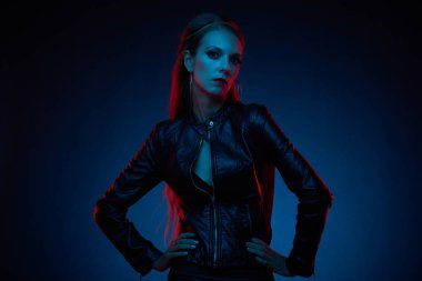 Bayan deri ceket modelinde