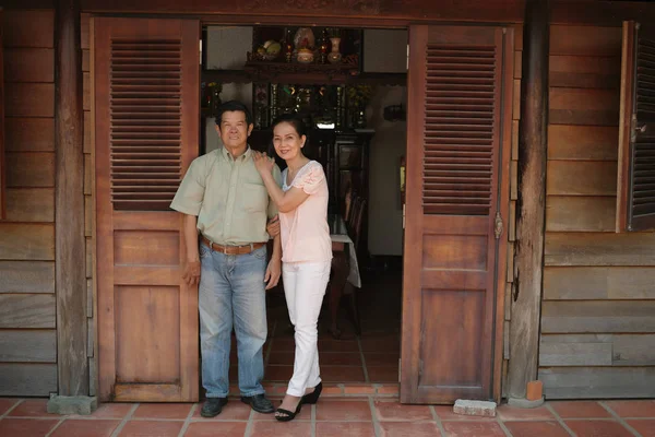 Wesoły Wietnamska para starszych — Zdjęcie stockowe