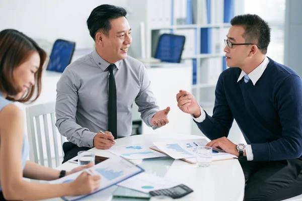 Finansal raporlar tartışırken iş arkadaşları