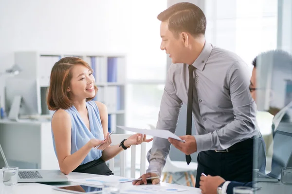 Equipe de negócios trabalhando no projeto — Fotografia de Stock