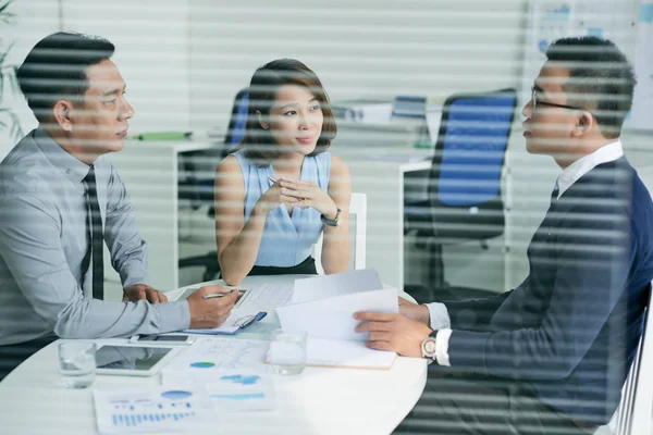 Empresários a ouvir colegas de trabalho — Fotografia de Stock