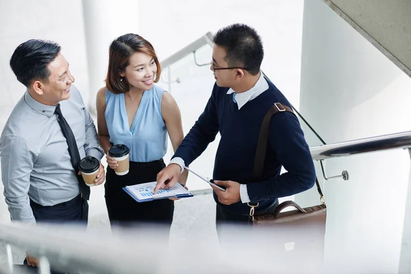 Business människor diskutera ekonomisk rapport — Stockfoto