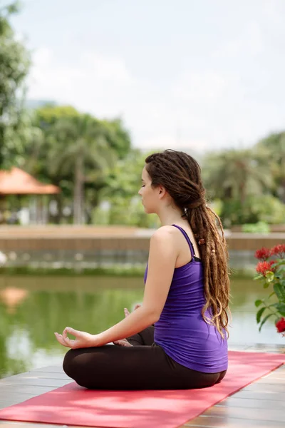 Genç kadın meditasyon yapıyor. — Stok fotoğraf