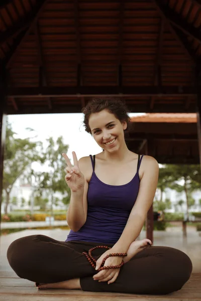 Sorrindo jovem yogini — Fotografia de Stock