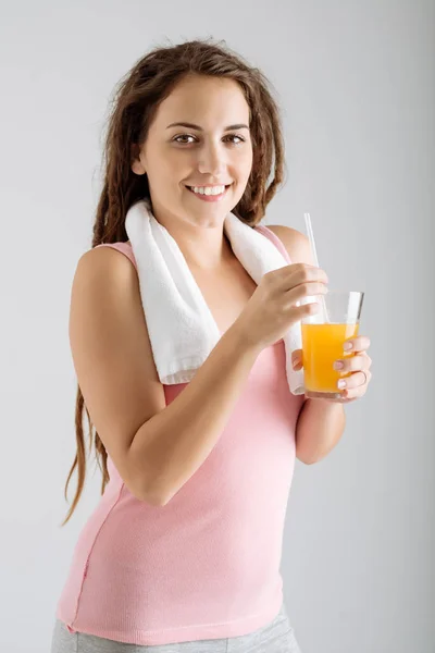 Ragazza con bicchiere di succo d'arancia — Foto Stock