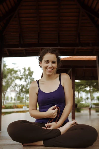 Mulher alegre descansando após ioga — Fotografia de Stock